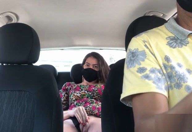 Casada se masturbando no banco de traz do carro da Uber